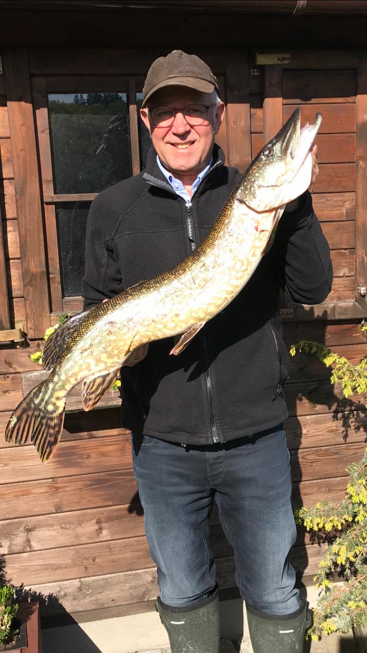 Schöner Saisonstart mit einem 90er Hecht aus der Talsperre Zeulenroda. Petri Heil.